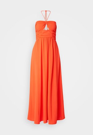 Vestido maxi de tejido naranja brillante con diseño sin tirantes, que presenta un corte en forma de llave y detalles fruncidos en el busto.