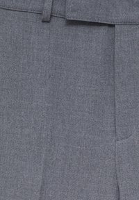 Grijze op maat gemaakte broek van textuurstof, met een platte voorkant, riemlussen en een plooi midden over de benen.