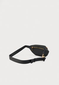 Μαύρο ψεύτικο δερμάτινο τσαντάκι μέσης με γεωμετρικό σχήμα, χρυσή λεπτομέρεια φερμουάρ και ρυθμιζόμενο λουράκι, με μία μοναδική τσέπη με φερμουάρ.