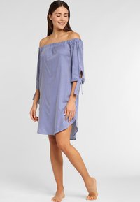 Carmenbluse, gestreiftes Kleid in Blau und Weiß, mit Dreiviertelärmeln und Bindebändern an den Bündchen. Leicht asymmetrischer Saum.