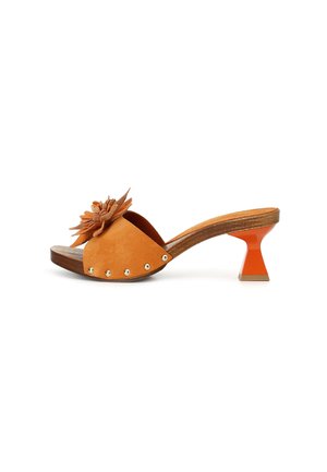 Samtige orange Slip-On-Sandalen mit einer geschichteten Blumenakzent, Holzsohle und einem dreieckigen orangen Absatz mit metallischem Basiselement.