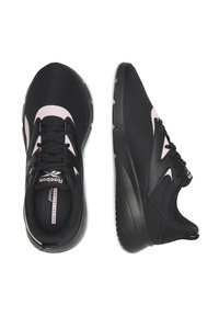 Czarne buty sportowe z siateczkową cholewką, z różowym akcentem po bokach, zaokrąglony kształt, solidna podeszwa i wyraźne sznurowadła.