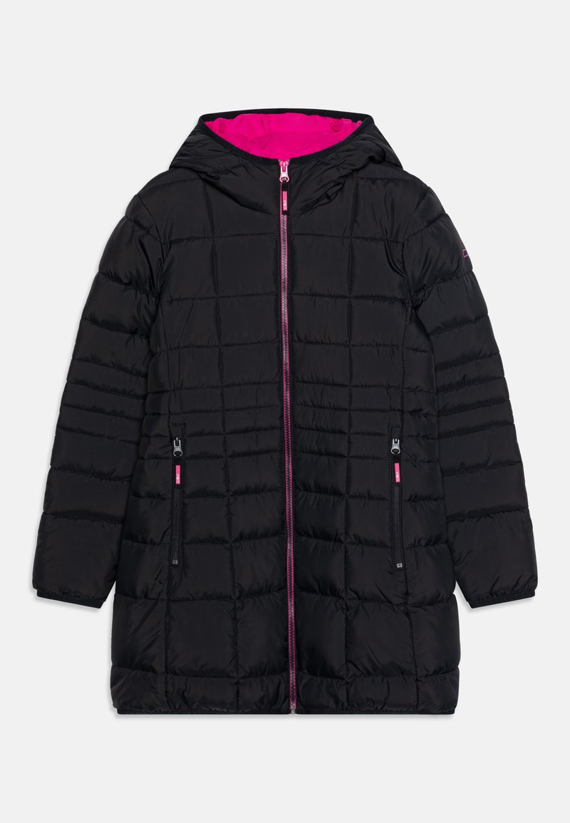 čierna puffer bunda s kapucňou, s prešívaným vzorom, jasne ružovou podšívkou a zipsovými vreckami s ružovými akcentmi a kovaniami.
