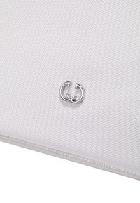 Borsa in tessuto bianco con texture e logo doppia G argentato, presenta un bordo liscio e cuciture fini sul fondo.