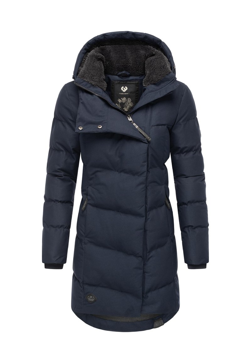 Tumši zils pūkains mētelis ar kapuci, kam ir mākslīgās kažokādas odere, rāvējslēdzēja sānu kabatas un īpaša slīpa priekšējā aizdare. Teksturēts audums.