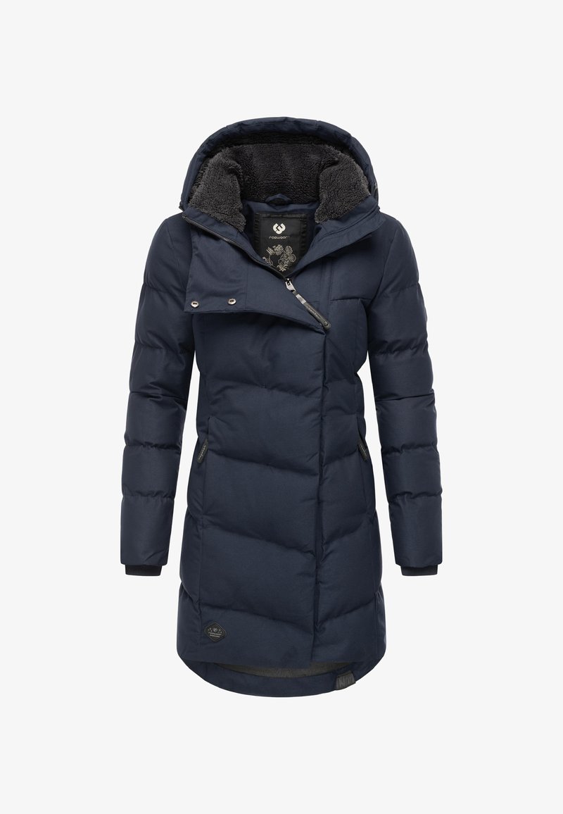 Tumši zils pūkains mētelis ar kapuci, kam ir mākslīgās kažokādas odere, rāvējslēdzēja sānu kabatas un īpaša slīpa priekšējā aizdare. Teksturēts audums.