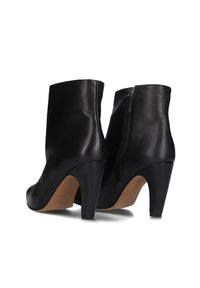 Zwarte leren enkellaarsjes met een gladde afwerking, ronde neus, hoge hak en een ritssluiting aan de zijkant voor gemakkelijke instap.
