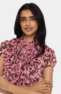 Roza bluzica z rjavim leopardjim vzorcem, kratkimi nabranimi rokavi, nabrano spredaj z gumbom na zapiranju, lahkotna tkanina in s ovratnikom.