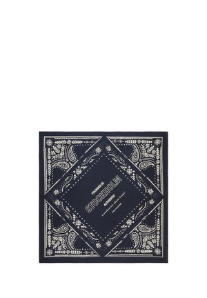 Navyblaues Bandana mit weißen Paisley- und Blumenmustern, zentrierter Text lautet "Founded in Stockholm Authentic Scandinavian design brand."