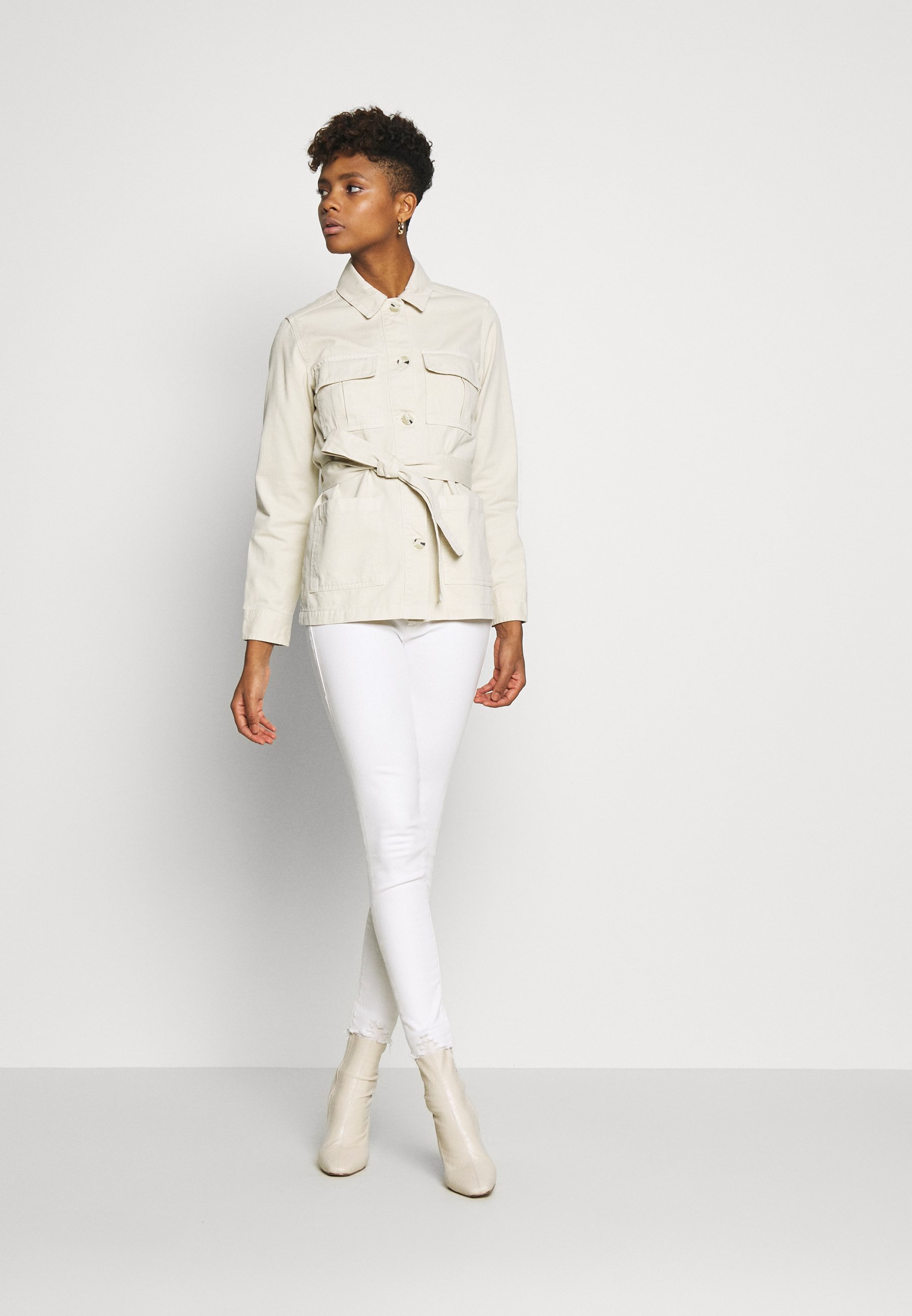 Miss Selfridge BELTED TWILL JACKET Jeansjakke ivory Miss Selfridge Lett jakke ivory Zalando.no