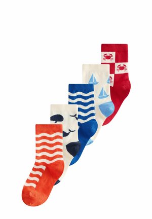 Cinq paires de chaussettes pour enfants : rouges avec des rayures blanches, bleues avec des vagues, crème avec des voiliers, blanches avec des accents bleus et rouges avec des motifs de crabes.