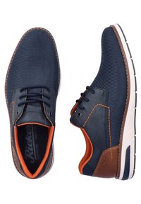 Marineblaues Sneaker aus strukturiertem Textil und Leder mit orangenen Akzenten, weißen Gummisohlen und braunen Details.