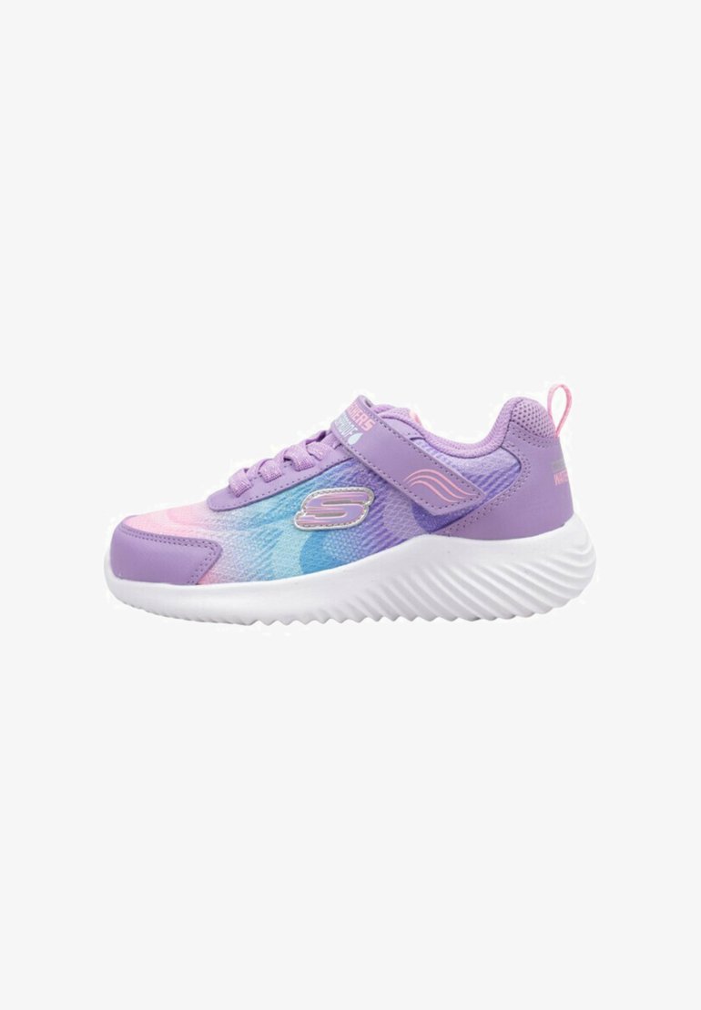 Chaussure de sport violette et rose avec une tige texturée, une semelle blanche à rainures et une sangle en Velcro pour un ajustement sécurisé.