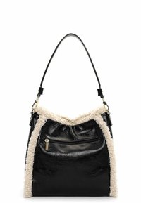 Borsa a mano in pelle nera con un morbido bordo in finta pelliccia crema, dotata di una tasca frontale con zip e una tracolla regolabile. Finitura testurizzata.
