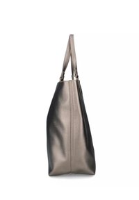 Borsa tote in pelle grigio metallico vista di lato, con due manici e dettagli di cucitura visibili.