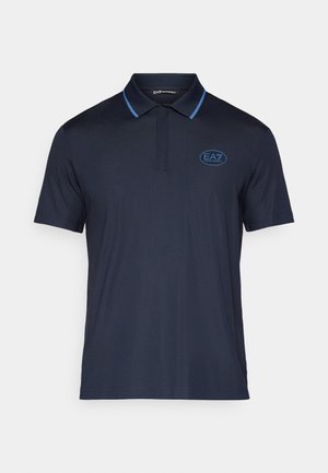 Tmavomodré polokošeľa z hladkého materiálu s dvojtlačidlovým zapínaním, krátkymi rukávmi a svetlomodrým akcentom na golieri. Obsahuje logo EA7.