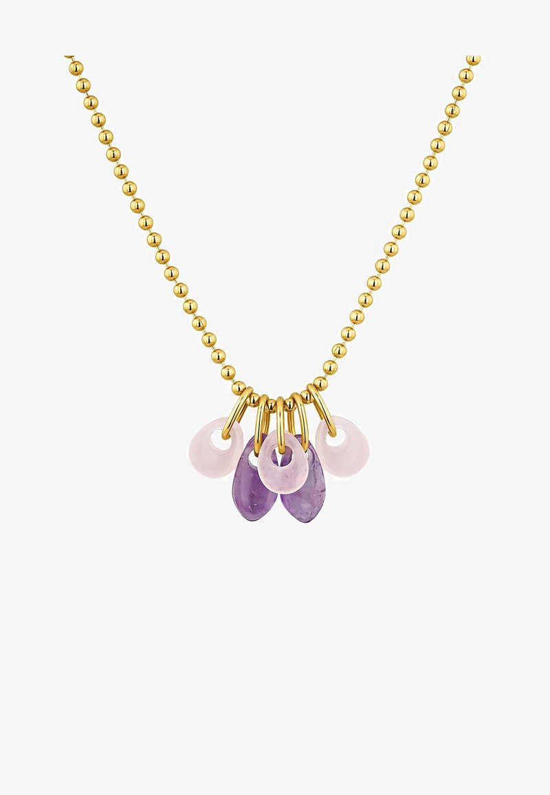 Collar de cuentas doradas que presenta cinco charms colgantes: dos piedras en forma de lágrima moradas y tres piedras redondas rosas, cada una unida por pequeños anillos.