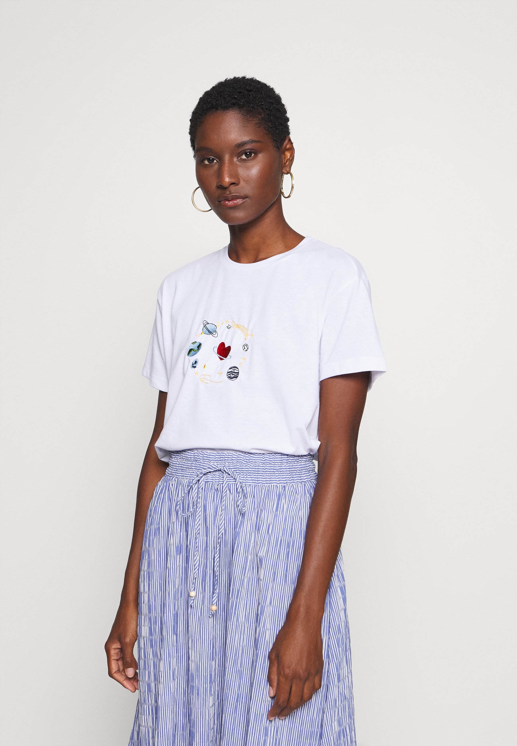 Trendyol BEYAZ T shirt print white Zalando.nl Trendyol BEYAZ Jeansshort white Zalando.nl