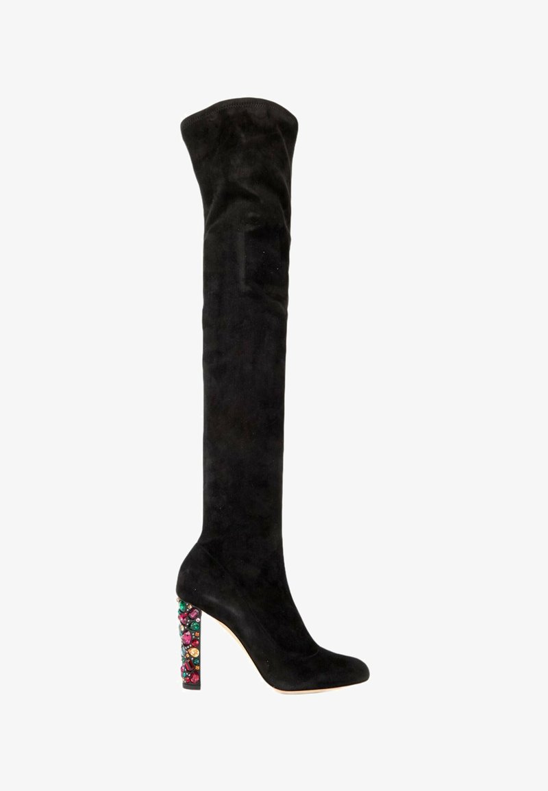 Botte cuissarde en daim noir avec un talon épais décoré d'ornements bijoux multicolores.