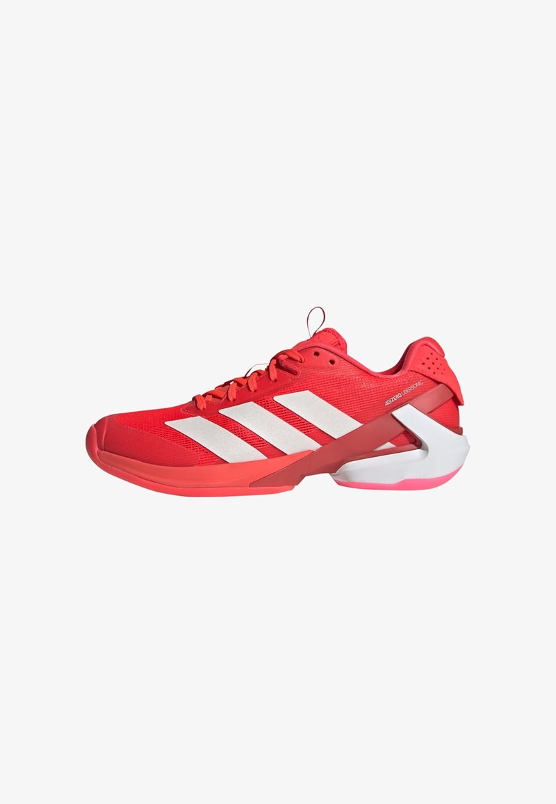 Roter Sportschuh mit Mesh-Obermaterial, drei weißen Streifen und einer halbtransparenten Fersenkappe. Verfügt über eine strukturierte Sohle für besseren Grip.