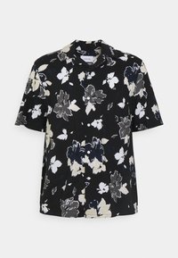 Camisa de botones de manga corta en negro, con grandes patrones florales en blanco y gris. Tejido ligero con cuello y un corte relajado.