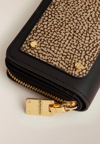 Portefeuille compact en cuir noir, panneau texturé beige maintenu par deux clous dorés, et fermeture éclair dorée avec tirette gravée "BORBONESE".