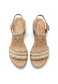 Sandalias con tira de hebilla, con un upper de cuero marrón, detalles de paja trenzada y una plantilla estampada. Suela plataforma con un acabado natural.