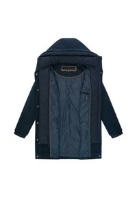 Marineblauwe gewatteerde jas met een capuchon, voorzien van een soepele binnenvoering en een gouden logo. De buitenkant heeft een textuurafwerking.