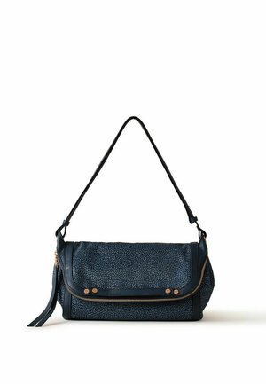 Sac d'épaule rectangulaire noir texturé avec fermeture éclair dorée, rabat et longue bandoulière réglable sur fond blanc.