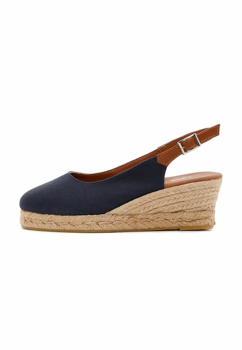 Sandale compensée en toile marine avec un talon enveloppé de jute, une lanière marron ajustable, un bout arrondi et une doublure intérieure lisse.