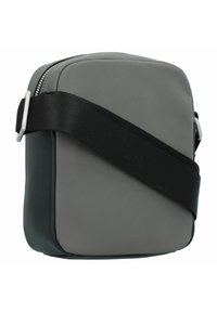 Borsa a tracolla rettangolare in nylon grigio con base in pelle nera, dotata di tracolla nera regolabile e accessori in argento.