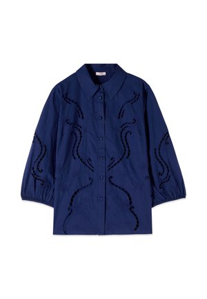 Granatowa koszula na guziki z bufkami o długości 3/4 oraz czarnymi haftowanymi kwiatowymi i spiralnymi wzorami wycięć.