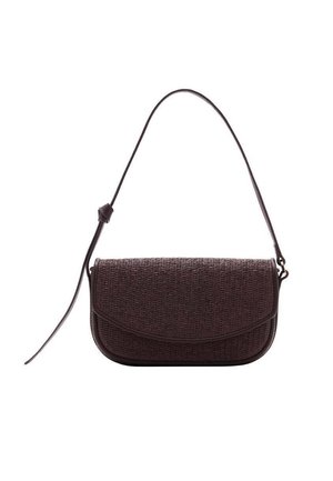 Bolso de hombro tejido de color marrón oscuro con cierre de solapa y correa ajustable sobre un fondo blanco.