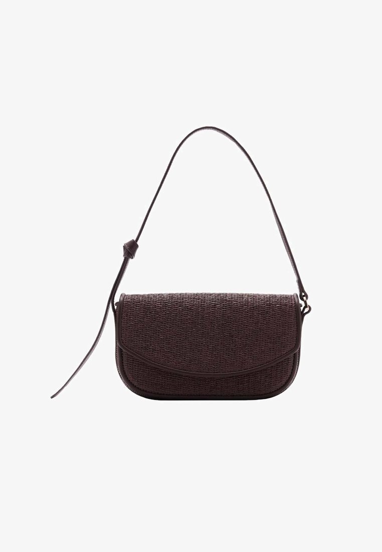 Sac à bandoulière tissé marron foncé avec fermeture à rabat et bandoulière réglable sur fond blanc.
