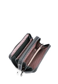 Černá kožená peněženka s více přihrádkami. Uvnitř je v růžovém puntíkovaném vzoru, na zip a s kovovými stříbrnými akcenty.