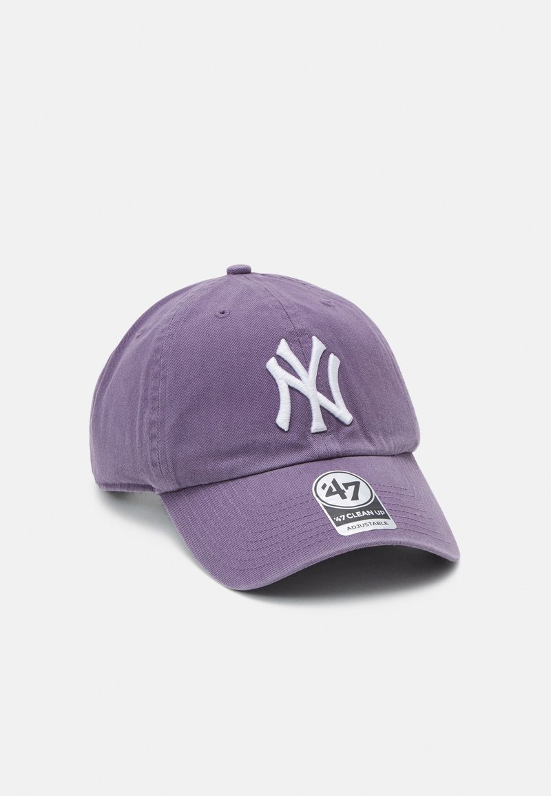 Casquette de baseball violette réglable avec un logo NY brodé en blanc et un autocollant '47 Clean Up' sur la visière courbée.