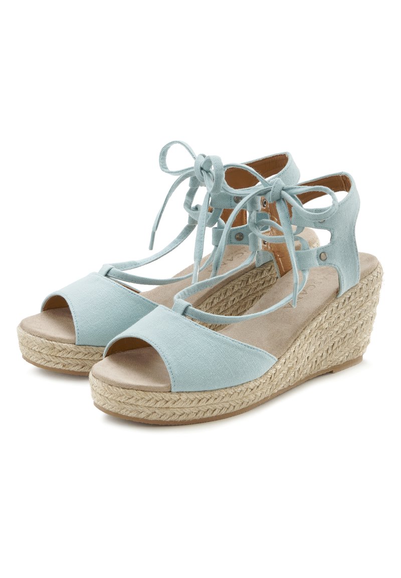 Svetlo modri, blazinasti sandali na peto z odprtim prstom, ki imajo zavezan trak okoli gležnja in tkane jute detajle na podplatu.