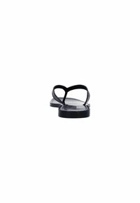 Zwarte platte teensandalen met een minimalistisch ontwerp, dunne bandjes en een gladde zool. De textuur is zacht en de vorm is bescheiden.