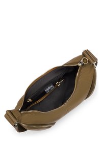 Olivgrön läder crossbody-väska med guldfärgad hardware, dragkedjestängning och svart inredning som har ett märkesetikett och en innerficka.