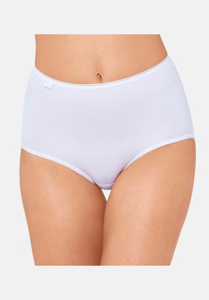 Frau trägt schlichte weiße High-Waist-Slips und zeigt Bauchmitte sowie oberhalb der Oberschenkel vor einem neutralen Hintergrund.