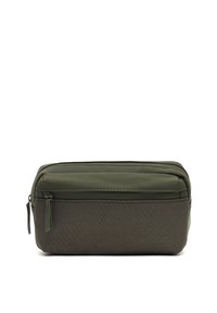 Pochette multicomparto verde oliva realizzata in materiali lisci e testurizzati, con due sezioni con zip e design minimalista.