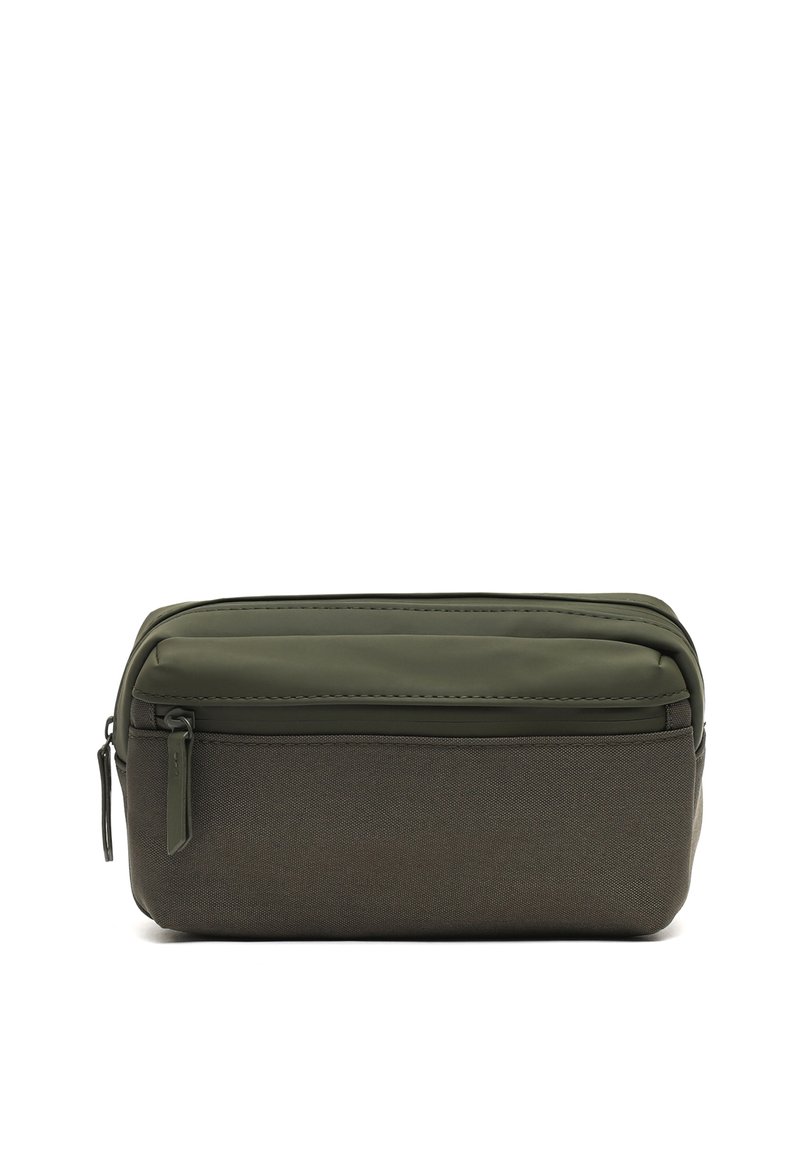 Pochette multicomparto verde oliva realizzata in materiali lisci e testurizzati, con due sezioni con zip e design minimalista.