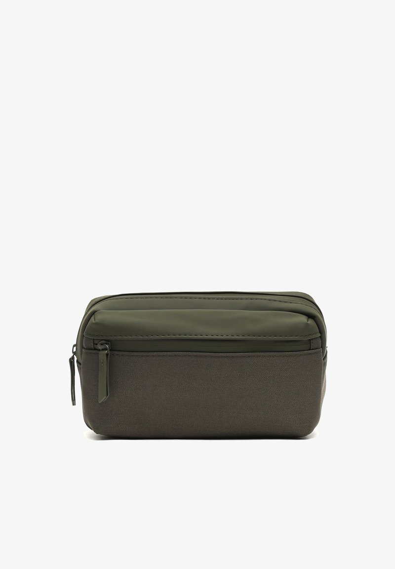 Pochette multicomparto verde oliva realizzata in materiali lisci e testurizzati, con due sezioni con zip e design minimalista.