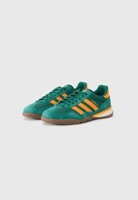 adidas Originals GAZELLE SALA UNISEX - Tenisice - collegiate green/crew orange/gum