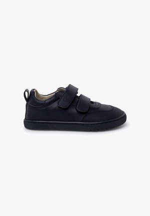Zapatillas de piel azul marino con dos correas de Velcro, puntera redondeada, suela de goma texturizada y una pestaña en el talón para facilitar el calzado.