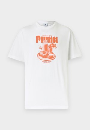 Valge Puma T-särk oranži hommikusöögimotiiviga, millel on röstsai, moosipurk ja piimapudel ning tekst "Sportlik ja lõõgastav" ja "Ära unusta hommikusööki."