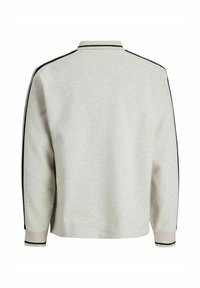 Svetlosivá košeľa s dlhým rukávom s čiernymi pruhmi pozdĺž rukávov, goliera a manžiet, zobrazená zozadu na bielom pozadí.