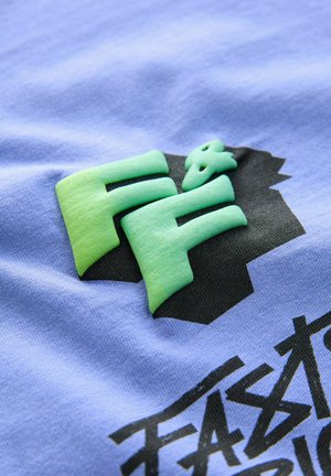 O țesătură de culoare albastră deschisă are un logo verde texturat, ridicat, pe un fundal geometric negru, cu text stilizat, de asemenea, în negru.