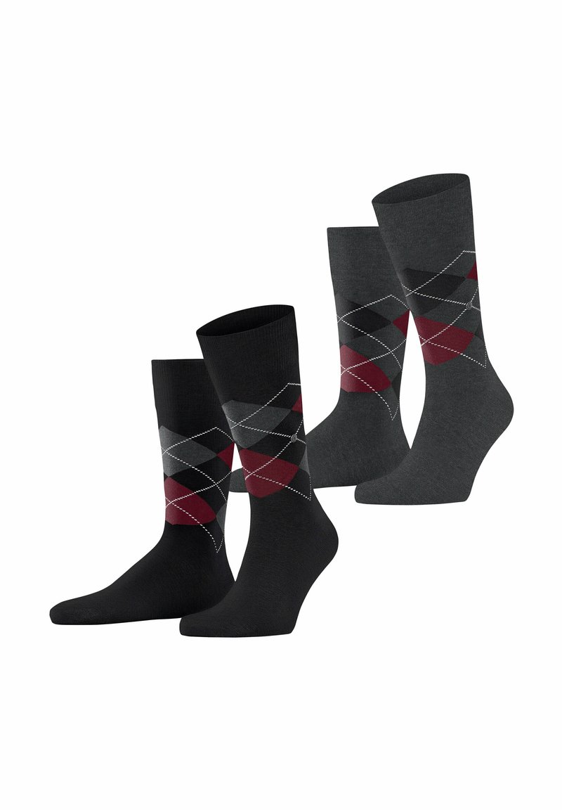 Vier Paare Socken: zwei einfarbige schwarze, zwei graue mit einem Rautenmuster in Rot und Grau, die kontrastierende Texturen und gerippte Bündchen aufweisen.