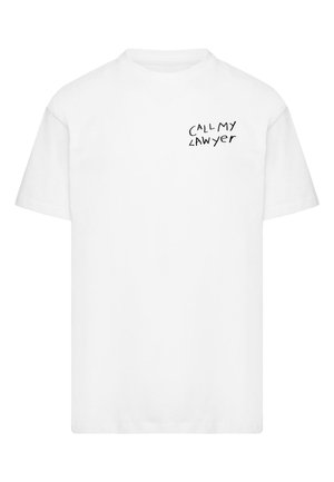 Witte katoen t-shirt met korte mouwen en een geprint tekstontwerp "BEL MIJN ADVOCAT" in het zwart op de linkerborst.